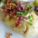Türkische Ofenkartoffel Kumpir mit Oliven, Schnittlauch, Kräuterquark