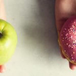 Apfel und Donut nebeneinander