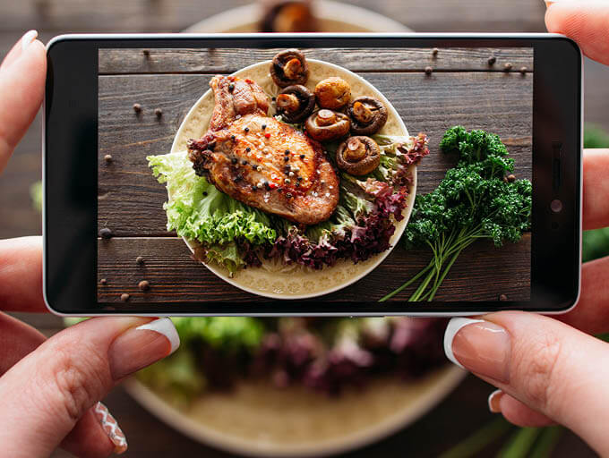 Essensbild mit Smartphone