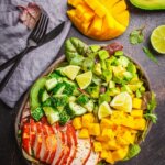 Avocado-Mango-Salat mit Wildhasenrücken und mit Ziegenkäse gratiniert