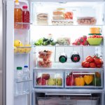 ein offener Kühlschrank mit frischem Obst und Gemüse und frischem Obst und Gemüse