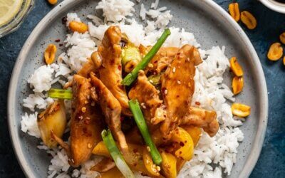 Curry mit gebratenem Hähnchenfleisch, Chili und Nüssen